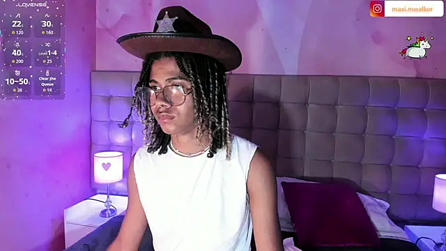 Snapshot of Maxim-Walker chatting on 10.07.25 Maxim-Walker online show from 10.07.25