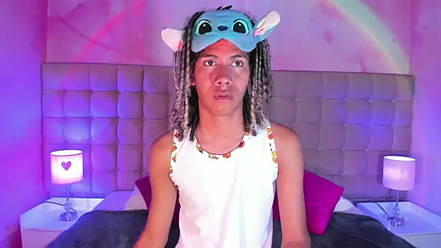 Snapshot of Maxim-Walker chatting on 10.08.25 Maxim-Walker online show from 10.08.25