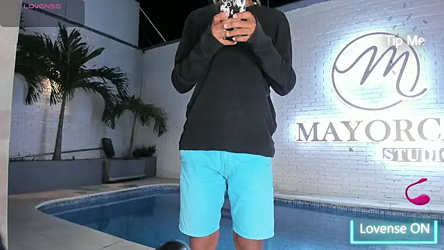 Snapshot of Maxim-Walker chatting on 10.10.25 Maxim-Walker online show from 10.10.25