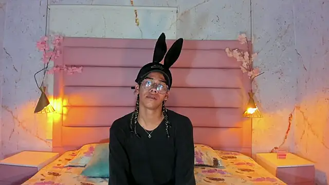 Snapshot of Maxim-Walker chatting on 10.28.25 Maxim-Walker online show from 10.28.25