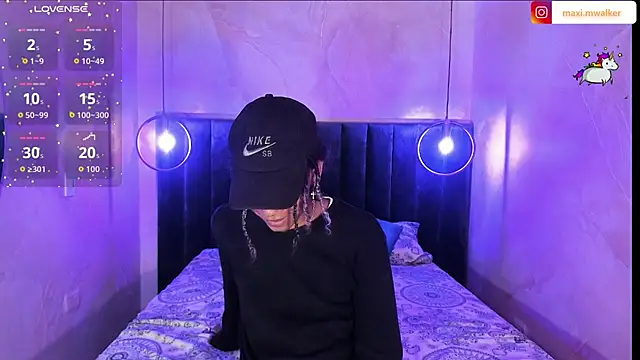 Snapshot of Maxim-Walker chatting on 11.03.25 Maxim-Walker online show from 11.03.25