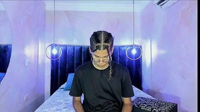 Snapshot of Maxim-Walker chatting on 11.04.25 Maxim-Walker online show from 11.04.25