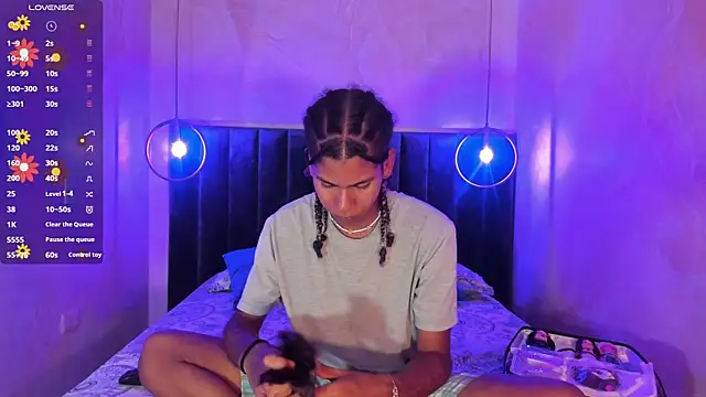 Snapshot of Maxim-Walker chatting on 11.08.25 Maxim-Walker online show from 11.08.25