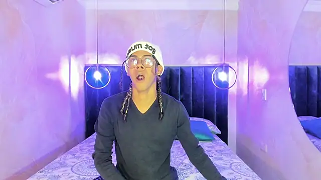 Snapshot of Maxim-Walker chatting on 11.09.25 Maxim-Walker online show from 11.09.25