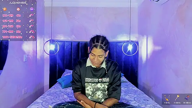 Snapshot of Maxim-Walker chatting on 11.10.25 Maxim-Walker online show from 11.10.25