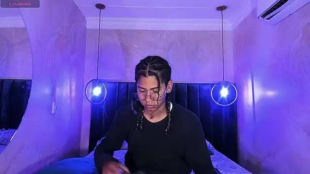 Snapshot of Maxim-Walker chatting on 11.18.25 Maxim-Walker online show from 11.18.25