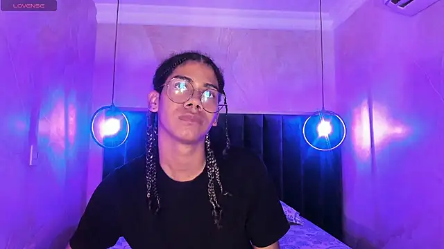 Snapshot of Maxim-Walker chatting on 11.22.25 Maxim-Walker online show from 11.22.25