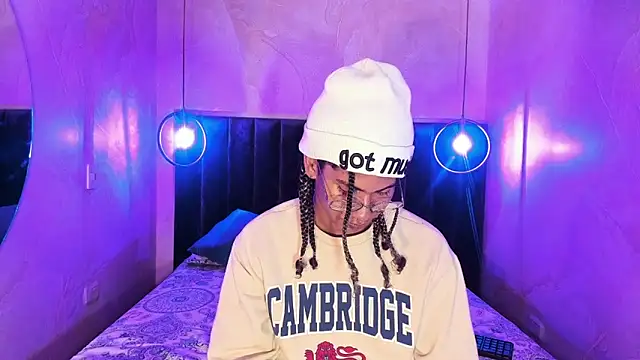 Snapshot of Maxim-Walker chatting on 11.24.25 Maxim-Walker online show from 11.24.25