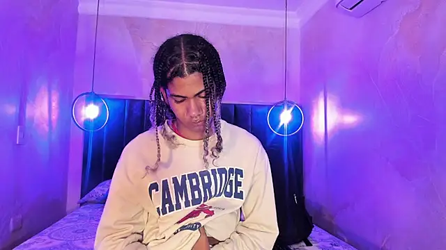 Snapshot of Maxim-Walker chatting on 11.26.25 Maxim-Walker online show from 11.26.25