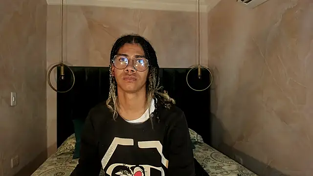 Snapshot of Maxim-Walker chatting on 11.27.25 Maxim-Walker online show from 11.27.25