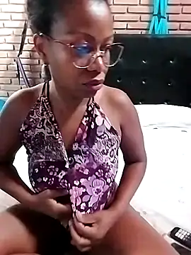 Snapshot of littlebrunett chatting on 01.06.26 littlebrunett online show from 01.06.26