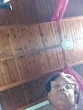 Snapshot of littlebrunett chatting on 02.01.26 littlebrunett online show from 02.01.26