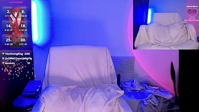 Snapshot of HollyDominic chatting on 03.11.25 HollyDominic online show from 03.11.25