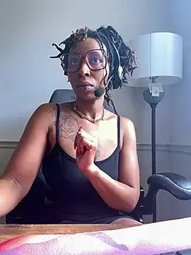 Snapshot of LeyaHoneybuns chatting on 03.17.25 LeyaHoneybuns online show from 03.17.25