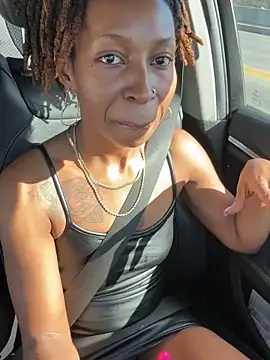 Snapshot of LeyaHoneybuns chatting on 11.16.25 LeyaHoneybuns online show from 11.16.25