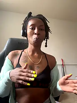 Snapshot of LeyaHoneybuns chatting on 11.19.25 LeyaHoneybuns online show from 11.19.25