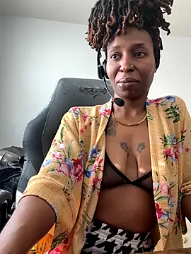 Snapshot of LeyaHoneybuns chatting on 01.07.26 LeyaHoneybuns online show from 01.07.26