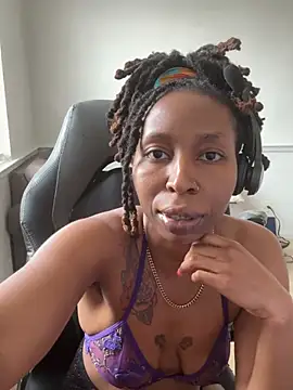 Snapshot of LeyaHoneybuns chatting on 02.25.26 LeyaHoneybuns online show from 02.25.26