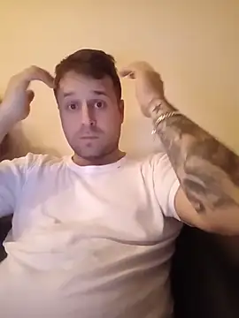 Snapshot of LucianM6 chatting on 11.30.25 LucianM6 online show from 11.30.25