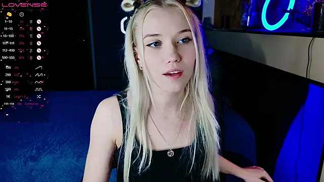 Snapshot of ShhhO_O chatting on 02.11.25 ShhhO O online show from 02.11.25