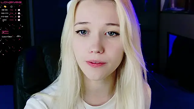 Snapshot of ShhhO_O chatting on 03.20.25 ShhhO O online show from 03.20.25