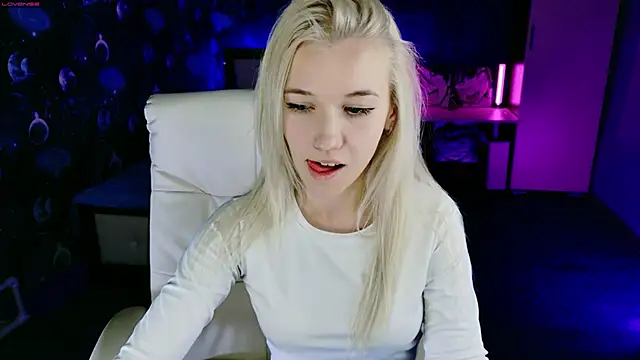 Snapshot of ShhhO_O chatting on 09.08.25 ShhhO O online show from 09.08.25