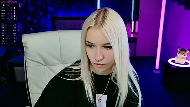 Snapshot of ShhhO_O chatting on 09.28.25 ShhhO O online show from 09.28.25