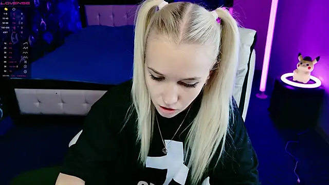 Snapshot of ShhhO_O chatting on 09.29.25 ShhhO O online show from 09.29.25