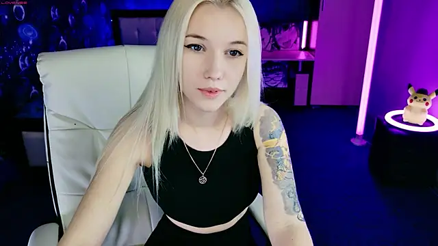 Snapshot of ShhhO_O chatting on 10.02.25 ShhhO O online show from 10.02.25