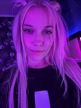 Snapshot of ShhhO_O chatting on 10.03.25 ShhhO O online show from 10.03.25