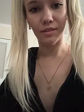 Snapshot of ShhhO_O chatting on 10.07.25 ShhhO O online show from 10.07.25