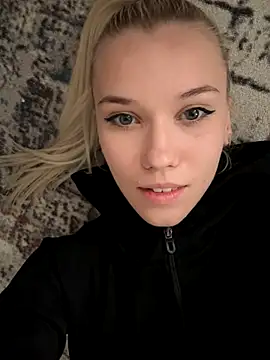 Snapshot of ShhhO_O chatting on 10.08.25 ShhhO O online show from 10.08.25