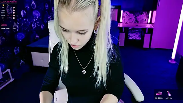 Snapshot of ShhhO_O chatting on 10.13.25 ShhhO O online show from 10.13.25