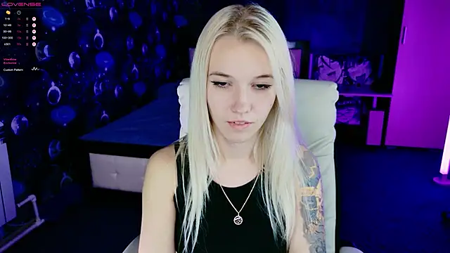 Snapshot of ShhhO_O chatting on 10.14.25 ShhhO O online show from 10.14.25