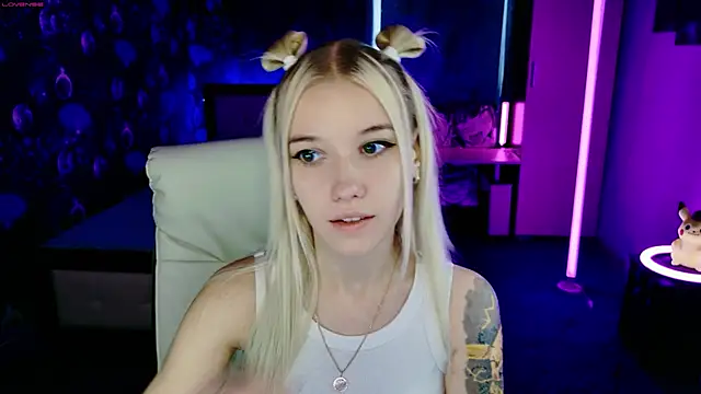 Snapshot of ShhhO_O chatting on 10.29.25 ShhhO O online show from 10.29.25