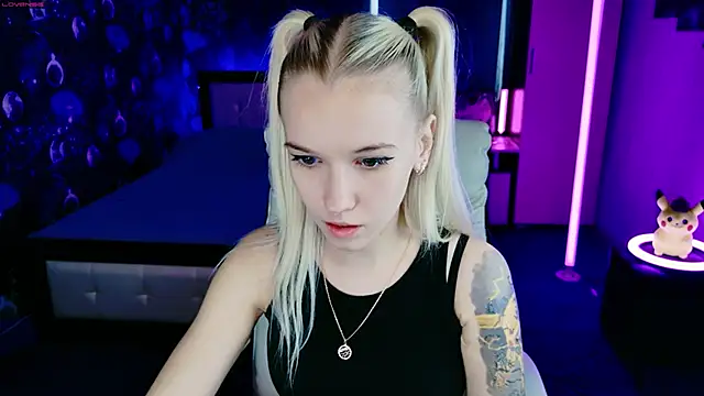 Snapshot of ShhhO_O chatting on 10.30.25 ShhhO O online show from 10.30.25