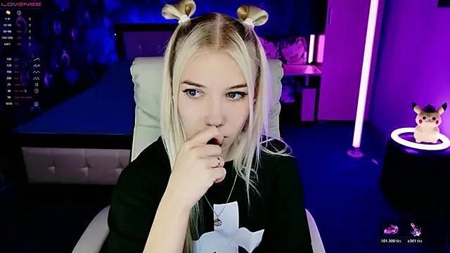 Snapshot of ShhhO_O chatting on 11.02.25 ShhhO O online show from 11.02.25