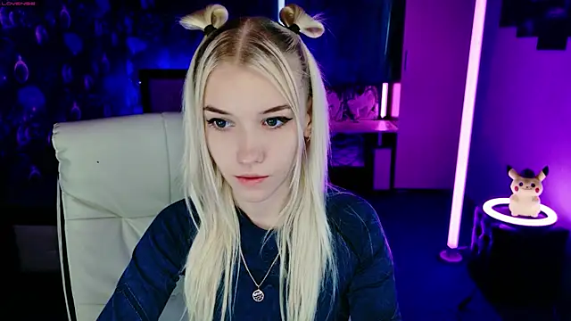 Snapshot of ShhhO_O chatting on 11.04.25 ShhhO O online show from 11.04.25