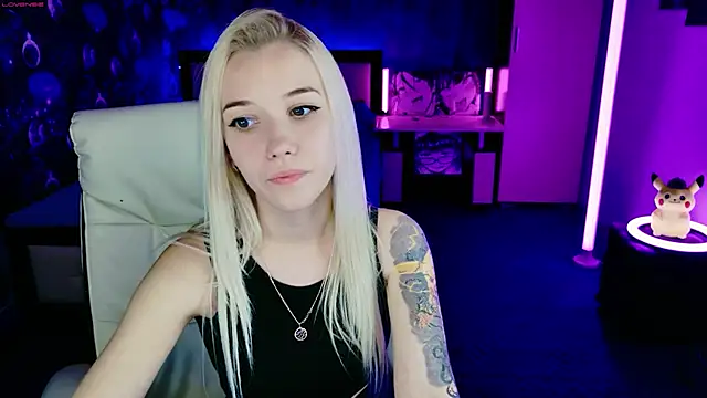 Snapshot of ShhhO_O chatting on 11.06.25 ShhhO O online show from 11.06.25