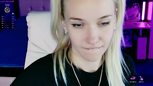 Snapshot of ShhhO_O chatting on 11.13.25 ShhhO O online show from 11.13.25