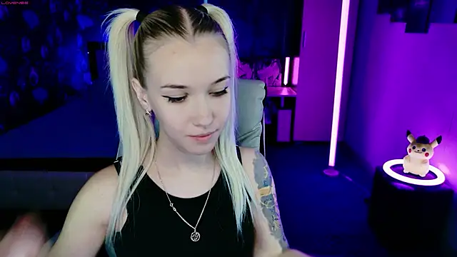 Snapshot of ShhhO_O chatting on 11.19.25 ShhhO O online show from 11.19.25