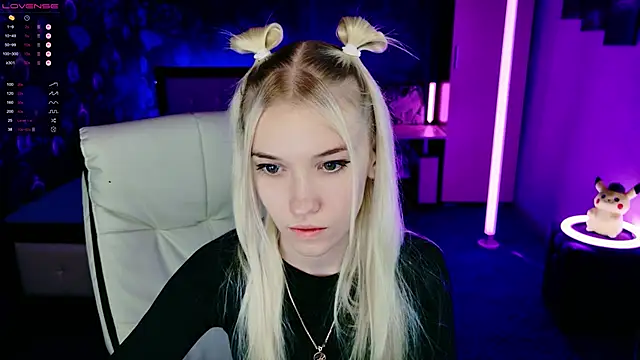 Snapshot of ShhhO_O chatting on 11.21.25 ShhhO O online show from 11.21.25