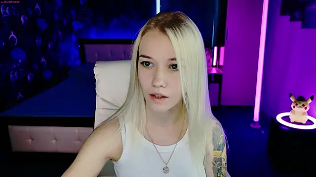 Snapshot of ShhhO_O chatting on 11.22.25 ShhhO O online show from 11.22.25