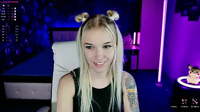 Snapshot of ShhhO_O chatting on 11.25.25 ShhhO O online show from 11.25.25