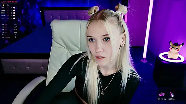 Snapshot of ShhhO_O chatting on 11.27.25 ShhhO O online show from 11.27.25