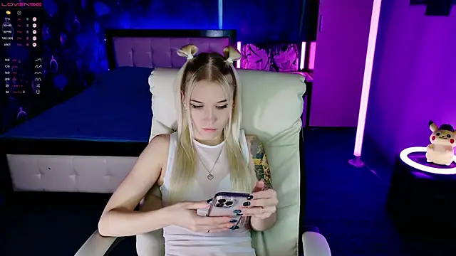 Snapshot of ShhhO_O chatting on 11.29.25 ShhhO O online show from 11.29.25