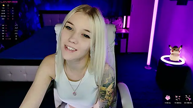 Snapshot of ShhhO_O chatting on 11.30.25 ShhhO O online show from 11.30.25