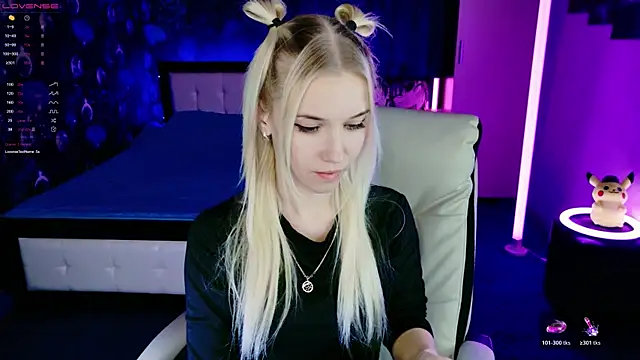 Snapshot of ShhhO_O chatting on 12.01.25 ShhhO O online show from 12.01.25