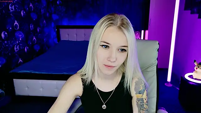 Snapshot of ShhhO_O chatting on 12.05.25 ShhhO O online show from 12.05.25