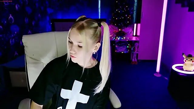 Snapshot of ShhhO_O chatting on 12.21.25 ShhhO O online show from 12.21.25